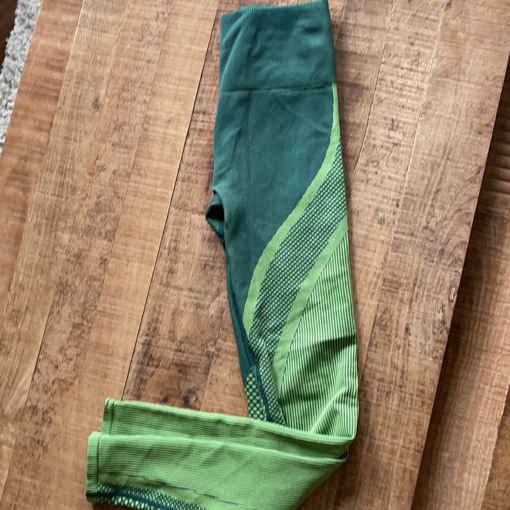 Fabletics short sleeve 2-piece set - Picture 2 of 3